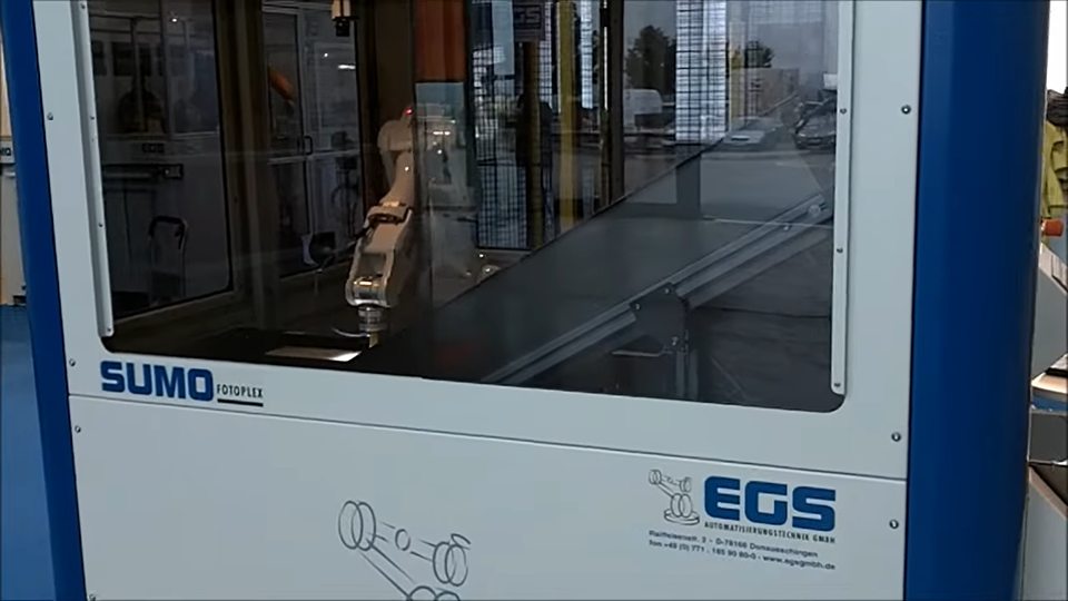 Roboterarm sortiert Teile